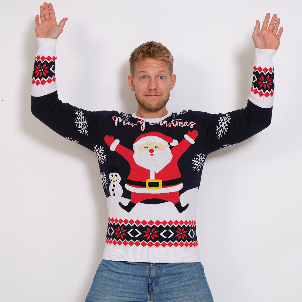 Un homme portant un pull bleu, rouge et blanc à l'effigie du Père Noël.